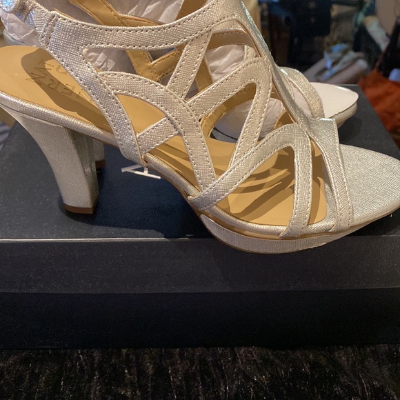 NWT Naturalizer “Danya” Strappy size 8W - Picture 2 of 5